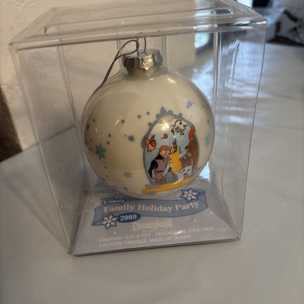 2009 Disneyland Family Holiday Party Cast Exclusive Sleeping‎ Beauty Ornament